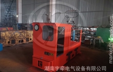 3噸湘潭架線(xiàn)式電機(jī)車(chē)裝車(chē)發(fā)往湖北