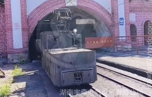 架線式電機(jī)車進(jìn)入信號燈顯示區(qū)應(yīng)怎么操作？