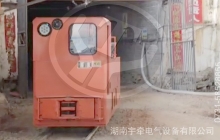 架線式電機(jī)車的自動開關(guān)由哪些結(jié)構(gòu)組成？