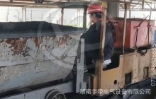 礦用防爆電機(jī)車行駛時突然搖晃是什么原因？