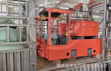 山西一批防爆型2.5噸蓄電池湘潭電機車裝車發(fā)貨