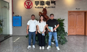 炎炎夏日，國外客戶上門采購遠(yuǎn)程遙控型5噸鋰電池電機(jī)車